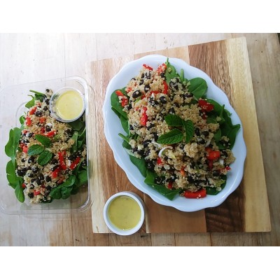 Salade de quinoa-fêta-haricots noirs sur épinards frais